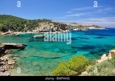 Küsten-Ansicht, Cala Xarraca, Ibiza, Balearen, Spanien Stockfoto