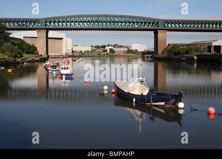 Boote unter der Königin-Alexandra-Brücke über den Fluss Wear in Sunderland, England, UK Stockfoto