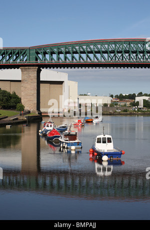 Boote unter der Königin-Alexandra-Brücke über den Fluss Wear in Sunderland, England, UK Stockfoto