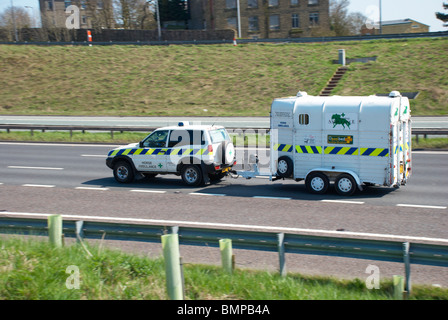 Pferd-Krankenwagen auf der M62 (in der Nähe von Outlane). Stockfoto