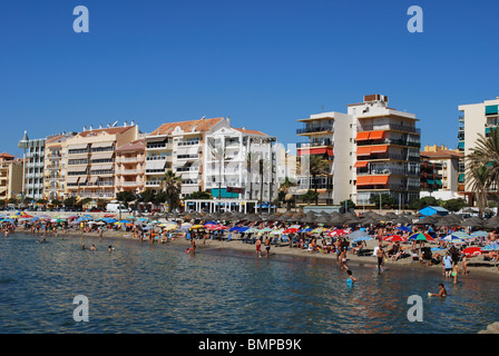 Urlauber am Strand in Fuengirola, Costa del Sol, Provinz Malaga, Andalusien, Spanien, Westeuropa. Stockfoto