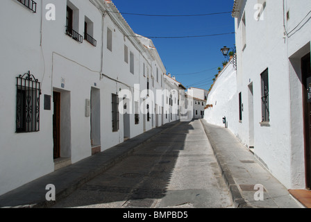 Straße in der Altstadt, Pueblo Blanco, Mijas Costa Del Sol, Provinz Malaga, Andalusien, Südspanien, Westeuropa. Stockfoto