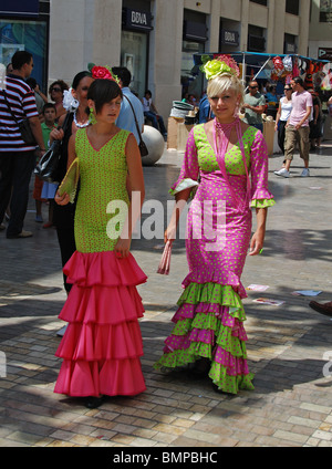 Junge Frau in einem Flamenco Kleider, Feria de Malaga, Malaga, Costa Del Sol, Provinz Malaga, Andalusien, Südspanien, Westeuropa. Stockfoto