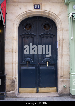 Tür an der Rue Saint Louis en l'Isle, Paris, Frankreich Stockfoto