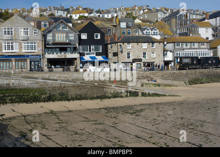 Ebbe am Hafenstrand St. Ives, Cornwall, UK Stockfoto