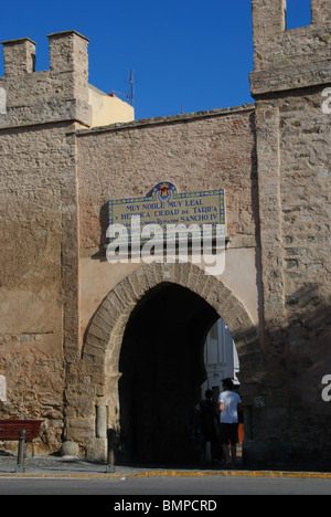 Die Zinnen und Stadttor (Puerta de Jerez), Tarifa, Costa de la Luz, Provinz Cadiz, Andalusien, Spanien, Westeuropa. Stockfoto
