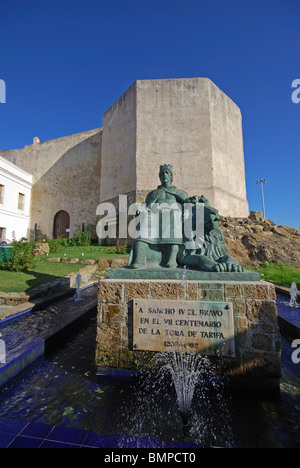 Schloss mit Statue von Sancho IV El Bravo im Vordergrund, Tarifa, Costa De La Luz, Provinz Cadiz, Andalusien, Spanien, Europa. Stockfoto