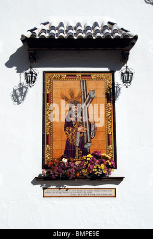 Gekachelte Wandbild von Jesus mit Kreuz, Estepa, Provinz Sevilla, Andalusien, Südspanien, Westeuropa. Stockfoto