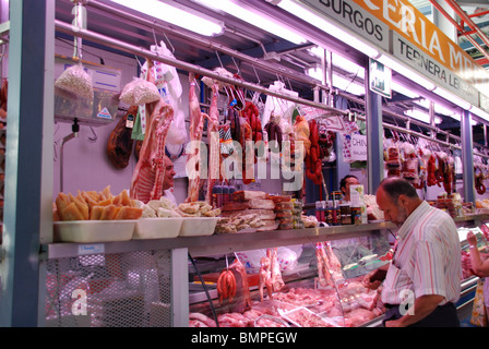 Metzgerei Stand in der Markthalle, Malaga, Costa Del Sol, Provinz Malaga, Andalusien, Südspanien, Westeuropa. Stockfoto