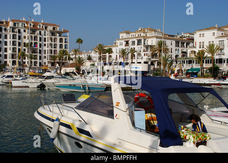 Boote und Yachten in der Marina Puerto Duquesa, Costa Del Sol, Provinz Malaga, Andalusien, Südspanien, Westeuropa. Stockfoto