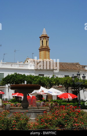 Brunnen und Bürgersteig Cafés in der Plaza Las Flores, Estepona, Costa del Sol, Provinz Malaga, Andalusien, Spanien, Europa. Stockfoto