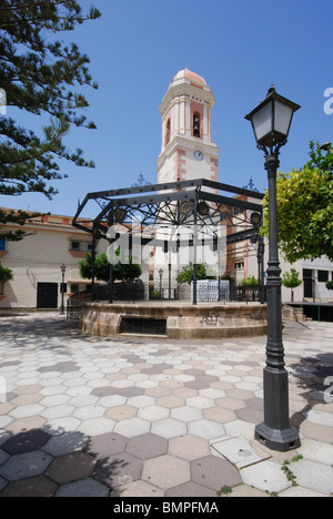 Uhrturm in der Plaza del Reloj, Estepona, Costa del Sol, Provinz Malaga, Andalusien, Spanien, Westeuropa. Stockfoto