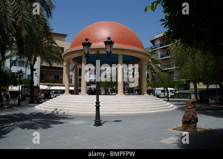 Gewölbte Torheit in Plaza Antonia Guerrero, Estepona, Costa Del Sol, Provinz Malaga, Andalusien, Südspanien, Westeuropa. Stockfoto