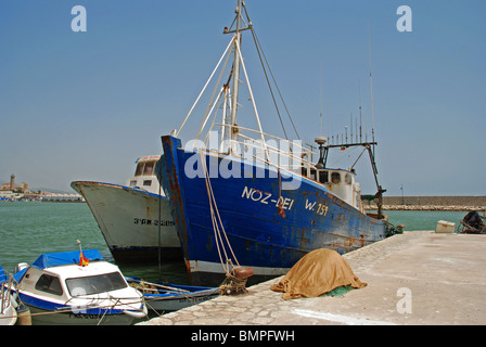 Trawler im Hafen von Estepona, Costa del Sol, Provinz Malaga, Andalusien, Spanien, Westeuropa. Stockfoto