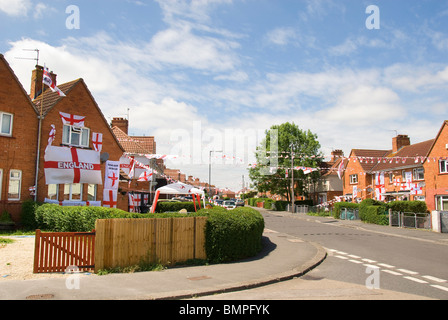 Häuser und Straße geschmückt mit Fahnen, WM 2010 Deco, Knowle, Bristol, UK Stockfoto