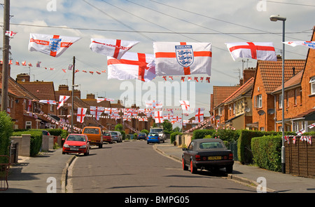 Häuser und Straße geschmückt mit Fahnen, WM 2010 Deco, Knowle, Bristol, UK Stockfoto