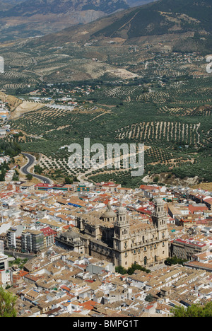 Kathedrale mit Blick auf die umliegende Stadt Dächer, Jaen, Provinz Jaen, Andalusien, Spanien, Westeuropa. Stockfoto