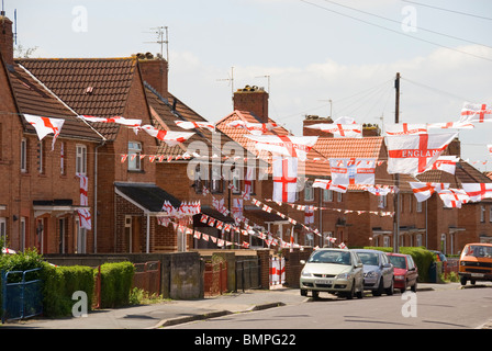 Häuser und Straße geschmückt mit Fahnen, WM 2010 Deco, Knowle, Bristol, UK Stockfoto