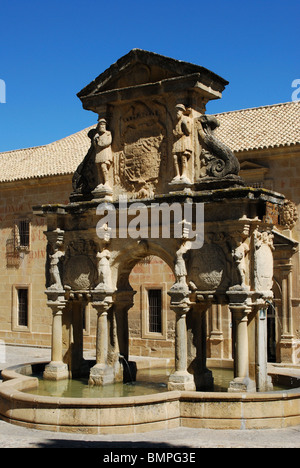 Brunnen und Universität in der Plaza Santa Maria, Baeza, Provinz Jaen, Andalusien, Spanien, Westeuropa. Stockfoto