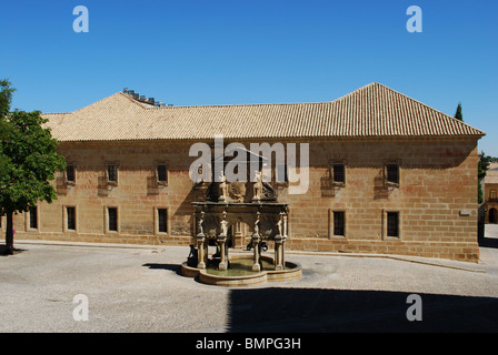 Brunnen und Universität in der Plaza-Santa Maria, Baeza, Provinz Jaen, Andalusien, Spanien, Westeuropa. Stockfoto