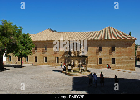 Brunnen und Universität in der Plaza Santa Maria, Baeza, Provinz Jaen, Andalusien, Spanien, Westeuropa. Stockfoto