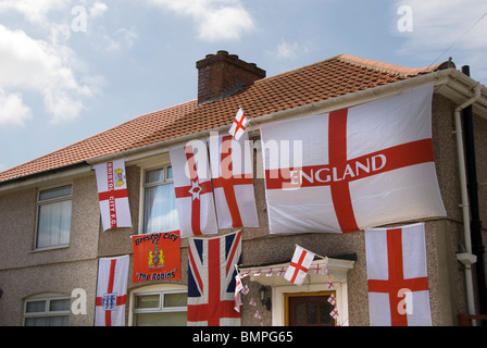 Häuser mit Fahnen, WM 2010 Deco, Knowle, Bristol, UK Stockfoto