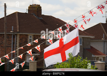 Häuser und Straße geschmückt mit Fahnen, WM 2010 Deco, Knowle, Bristol, UK Stockfoto