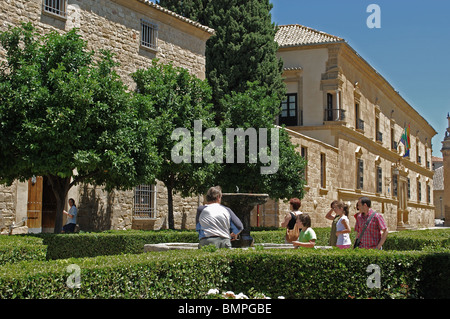 Garten mit Parador de Ubeda (Palast aus dem 16. Jahrhundert) auf der rechten Seite, Ubeda, Jaen Provinz, Andalusien, Spanien, Europa. Stockfoto