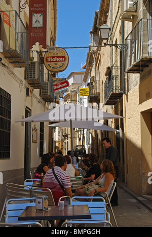 Cafe in Seitenstraße der Plaza de Andalucia, Ubeda, Provinz Jaen, Andalusien, Spanien, Westeuropa. Stockfoto
