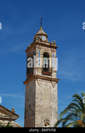 Glockenturm der Kirche in der Plaza Alcalde Jose Gonzalez, Bornos, Provinz Cadiz, Andalusien, Spanien, Westeuropa. Stockfoto