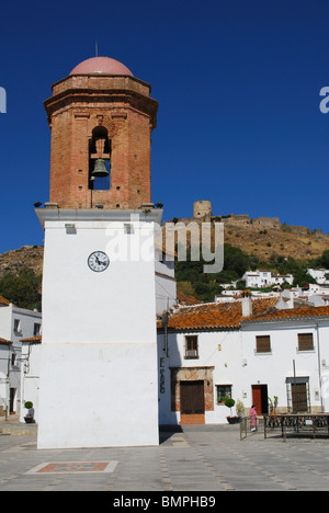 Glockenturm auf dem Stadtplatz mit dem Schloss auf der Rückseite, Jimena De La Frontera, Provinz Cadiz, Andalusien, Spanien, Europa. Stockfoto