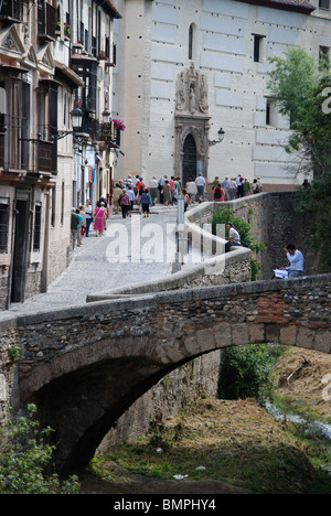 Brücke über den Rio Darro und Carrera del Darro mit dem Kloster nach hinten, Viertel Albaicin, Granada, Provinz Granada, Spanien. Stockfoto