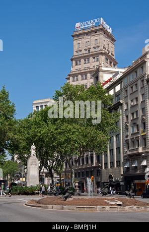 Gran Via Corts Catalana mit Statue des Güell y Ferrer, Barcelona Stockfoto