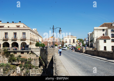 Blick über die neue Brücke mit Parador auf der linken Seite, Ronda, Provinz Malaga, Andalusien, Südspanien, Westeuropa. Stockfoto