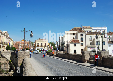 Blick über die neue Brücke, Ronda, Provinz Malaga, Andalusien, Südspanien, Westeuropa. Stockfoto