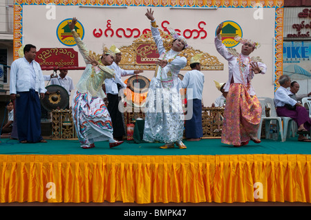 Myanmar. Burma. Bago. Einweihung der Brücke Erweiterung für Tag der Armee Stockfoto