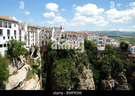 Gebäude am Rande der Schlucht, Ronda, Provinz Malaga, Andalusien, Südspanien, Westeuropa. Stockfoto
