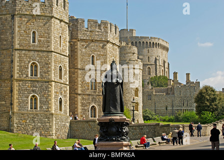 Windsor Castle und Statue von Königin Victoria Stockfoto