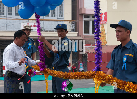 Myanmar. Burma. Bago. Einweihung der Brücke Erweiterung für Tag der Armee Stockfoto