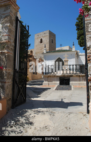 Blick durch Tore in der Burg del Cerro de Las Torres, Alora, Provinz Malaga, Andalusien, Spanien, Westeuropa. Stockfoto