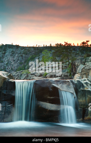 Wasserfall bei Reinsfoss in Nissedal, Telemark Fylke, Norwegen. Stockfoto