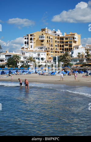 Strand, Puerto Cabopino, Marbella, Costa Del Sol, Provinz Malaga, Andalusien, Südspanien, Westeuropa. Stockfoto