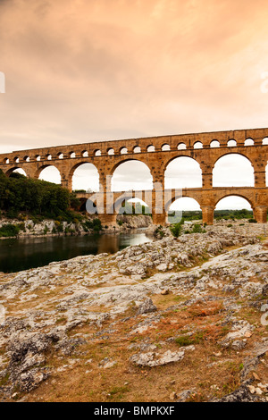 berühmten Pont du Gard, römische Aquädukt über den Fluß Gardon in der Nähe von Remoulins, Frankreich Stockfoto