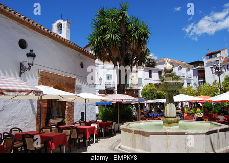 Brunnen und Bürgersteig Cafés in Orange-Platz, Plaza de Los Naranjas, Marbella, Costa Del Sol, Provinz Malaga, Andalusien, Spanien. Stockfoto