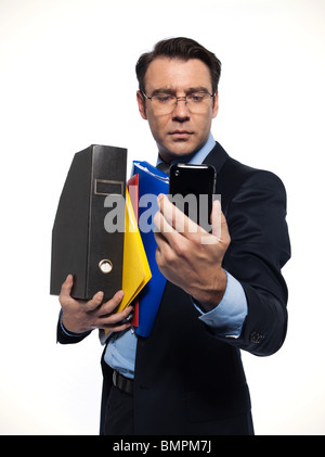 Mann Geschäftsmann Dokumente betrachten Telefonstudio isoliert auf weißem Hintergrund Stockfoto