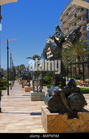 Metall-Skulptur entlang der Avenida del Mar, Marbella, Costa Del Sol, Provinz Malaga, Andalusien, Südspanien, Westeuropa. Stockfoto