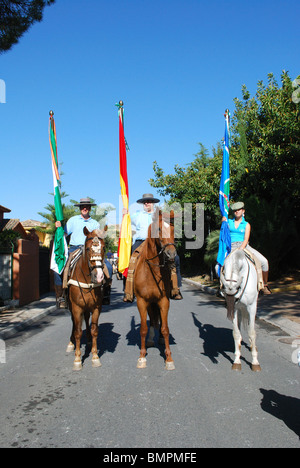 Fahnenträger auf Pferden, Romeria San Bernabe, religiöses fest, Marbella, Costa Del Sol, Provinz Malaga, Andalusien, Spanien. Stockfoto