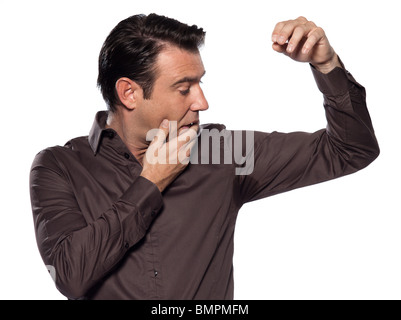 ein kaukasischer Mann Blick auf Schweiß Flecken Schwitzen schwitzende Fleck überrascht isoliert Studio auf weißem Hintergrund Stockfoto