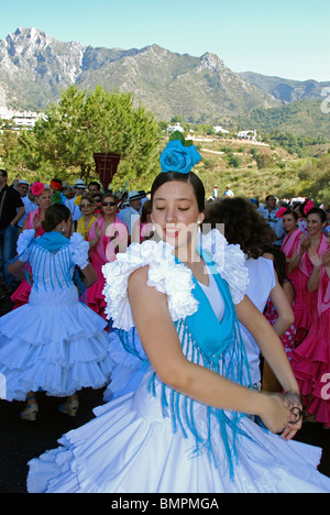 Flamenco Tänzerin, Romeria San Bernabe, religiöse Festival, Marbella, Costa del Sol, Provinz Malaga, Andalusien, Spanien, Europa. Stockfoto