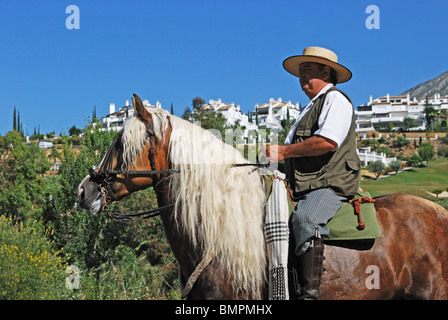 Mann auf dem Pferd, Romeria San Bernabe, religiöses fest, Marbella, Costa Del Sol, Provinz Malaga, Andalusien, Spanien, Europa. Stockfoto